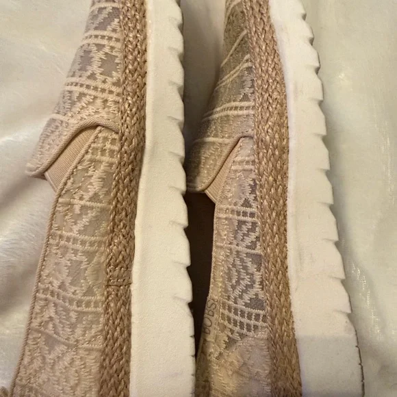 Bob’s Cream Slip-On Women Shoes - Picture 9 of 11